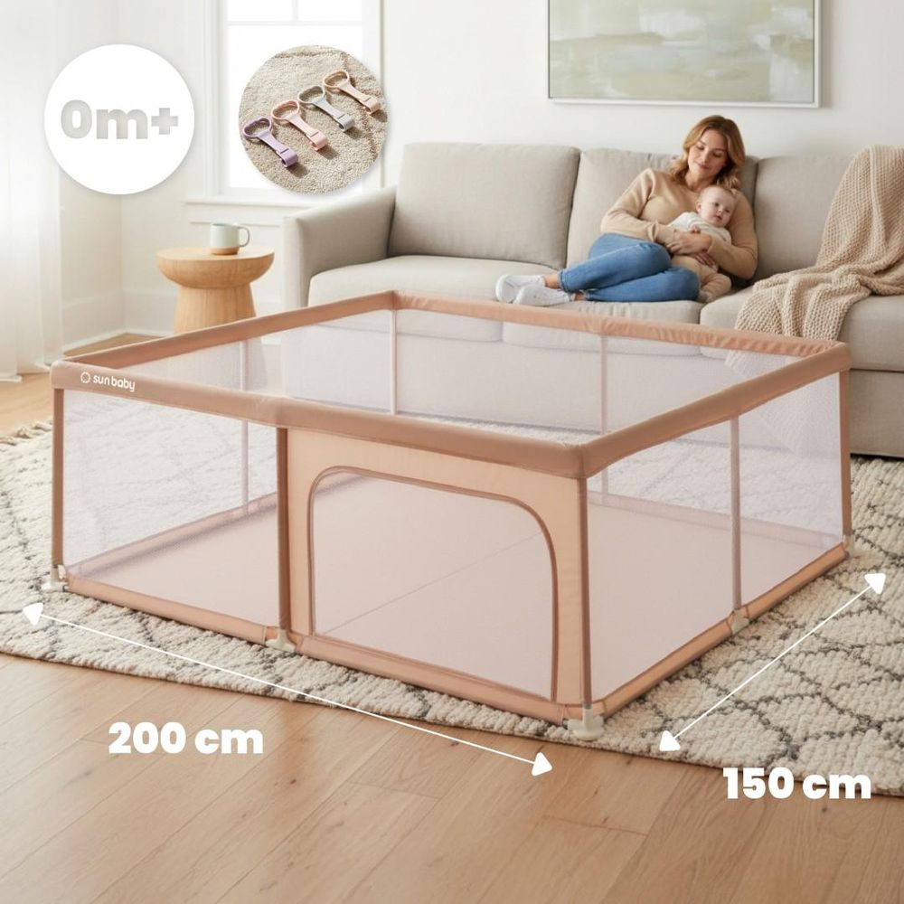 Grote speelbox in woonkamer met afmetingen en baby accessoires