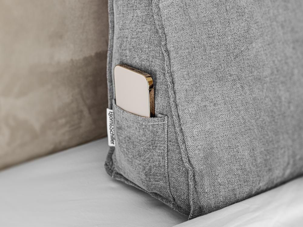 Smartphone in der seitlichen Tasche des Rückenkissens.