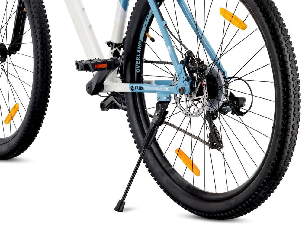 Detalle de la pata de apoyo y la rueda trasera de la bicicleta.