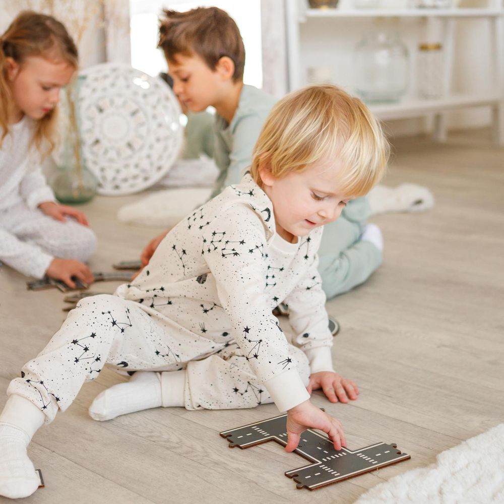 Kinder bauen flexible Straßentrasse aus Holzteilen - Ulanik Puzzle Straße und Garage