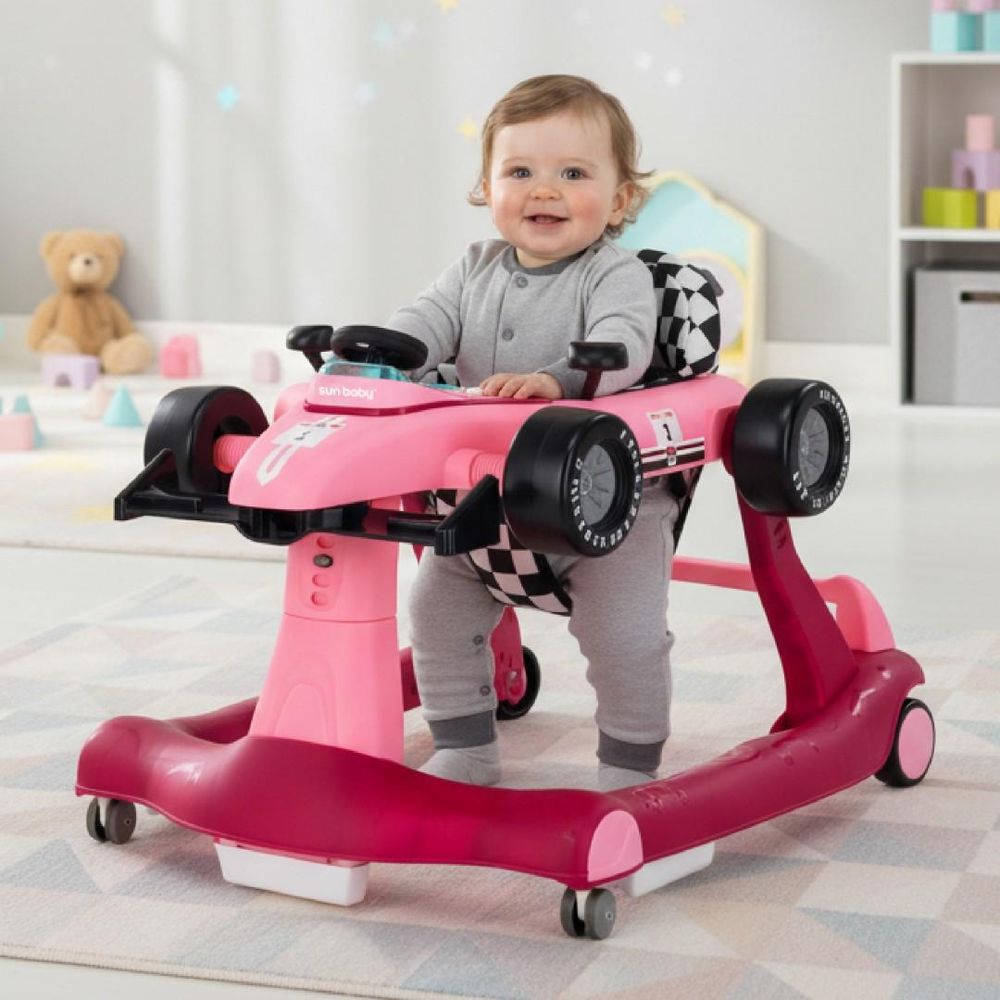 Baby zit comfortabel in de SUN BABY Formule 1 1 1 1 1 loopstoel