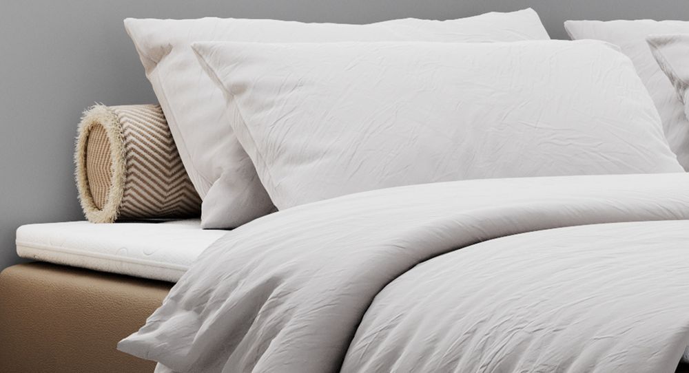 Braunes Bett mit Kunstlederbezug. Obere Matratze liegt auf dem Bett