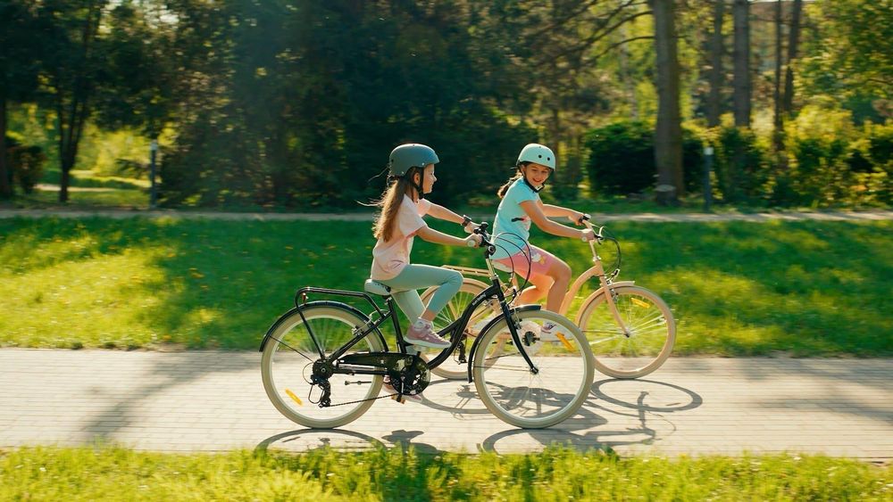 Dos niñas montando bicicletas SUN BABY al aire libre