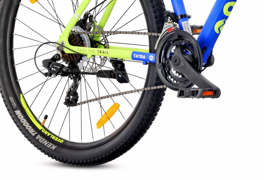 Detalle del sistema de transmisión Shimano y los pedales de la bicicleta.