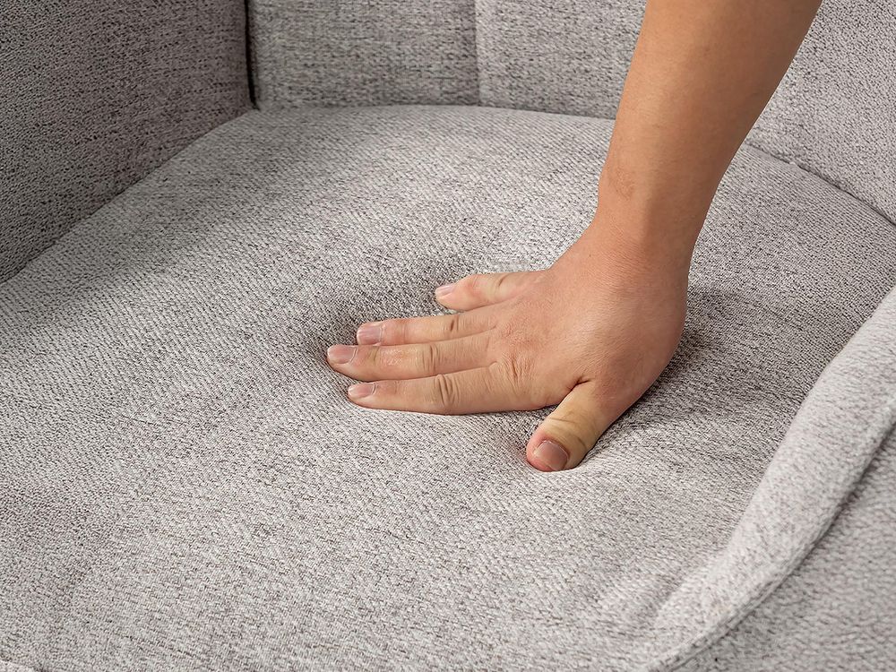 Meubles Cosy Skandinavischer Sessel mit Armlehnen aus grauer Bouclé-Stoff mit Ziersteppung – KANAS