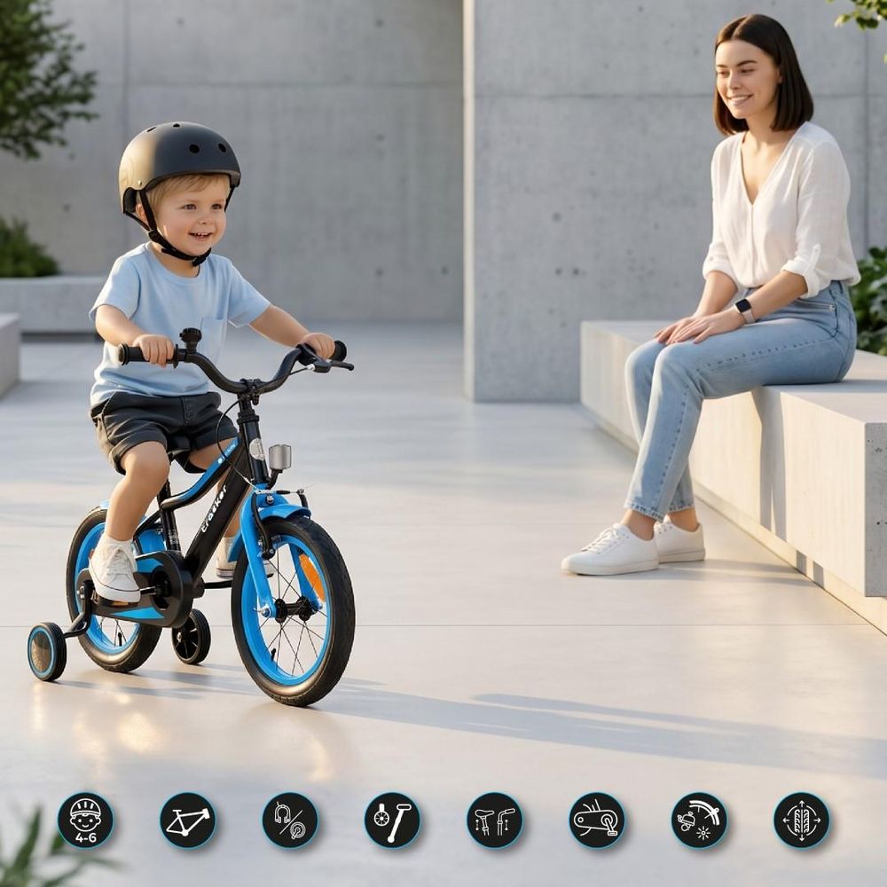 Bambino che pedala da solo con rotelle, genitore osserva da vicino.