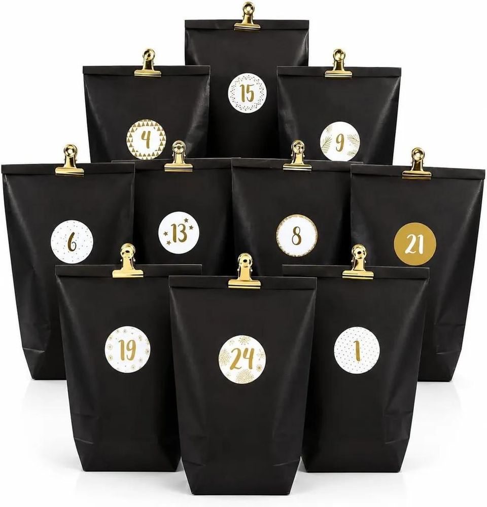 Schwarze Adventskalendertüten mit Zahlenstickern und goldfarbenen Klammern, Modell 1