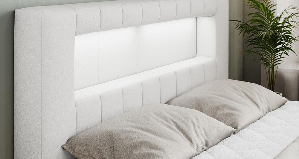Vergrößern Sie das Kopfteil des Boxspringbettes, das Foto zeigt weiss Stoff