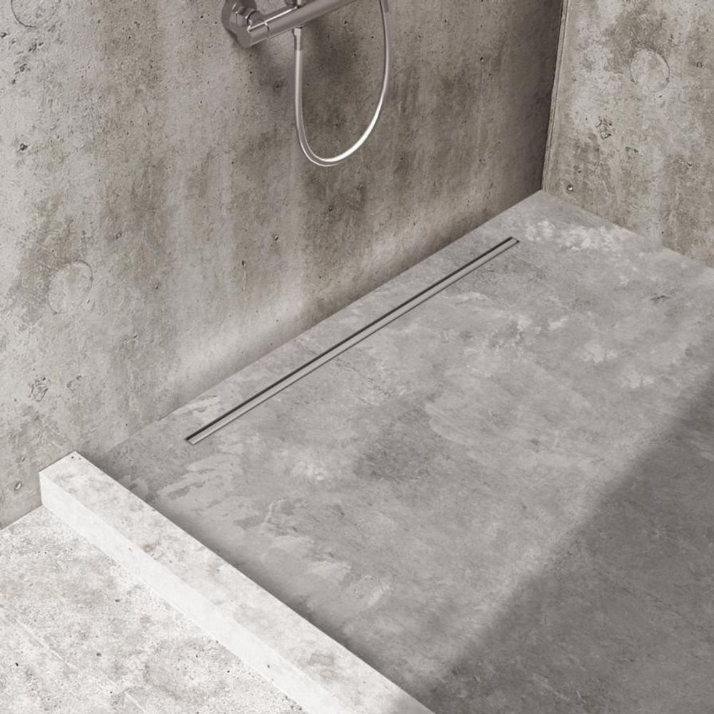 Bodenebene Duschrinne in einer Walk-in-Dusche, minimalistische Gestaltung mit Betonoptik