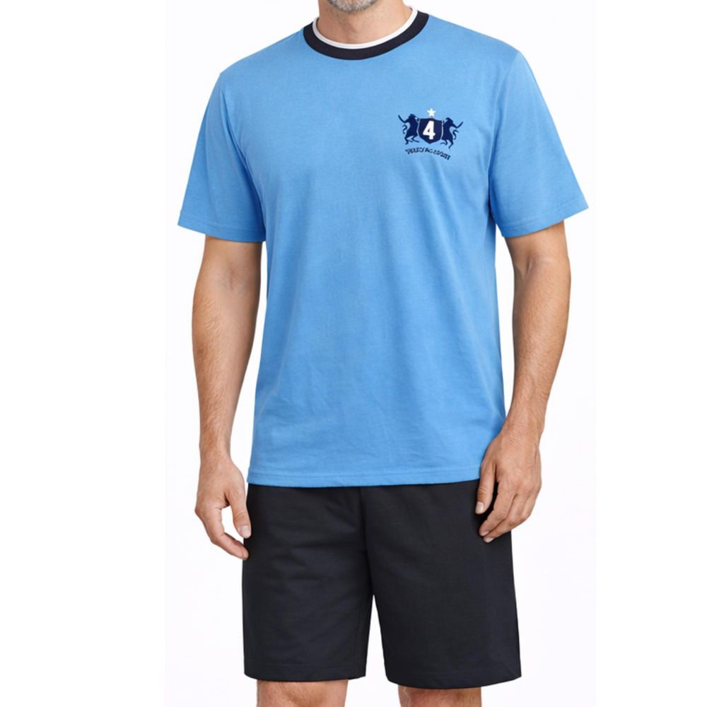 Herrenschlafanzug mit hellblauem Kurzarm-Oberteil und schwarzer kurzer Hose