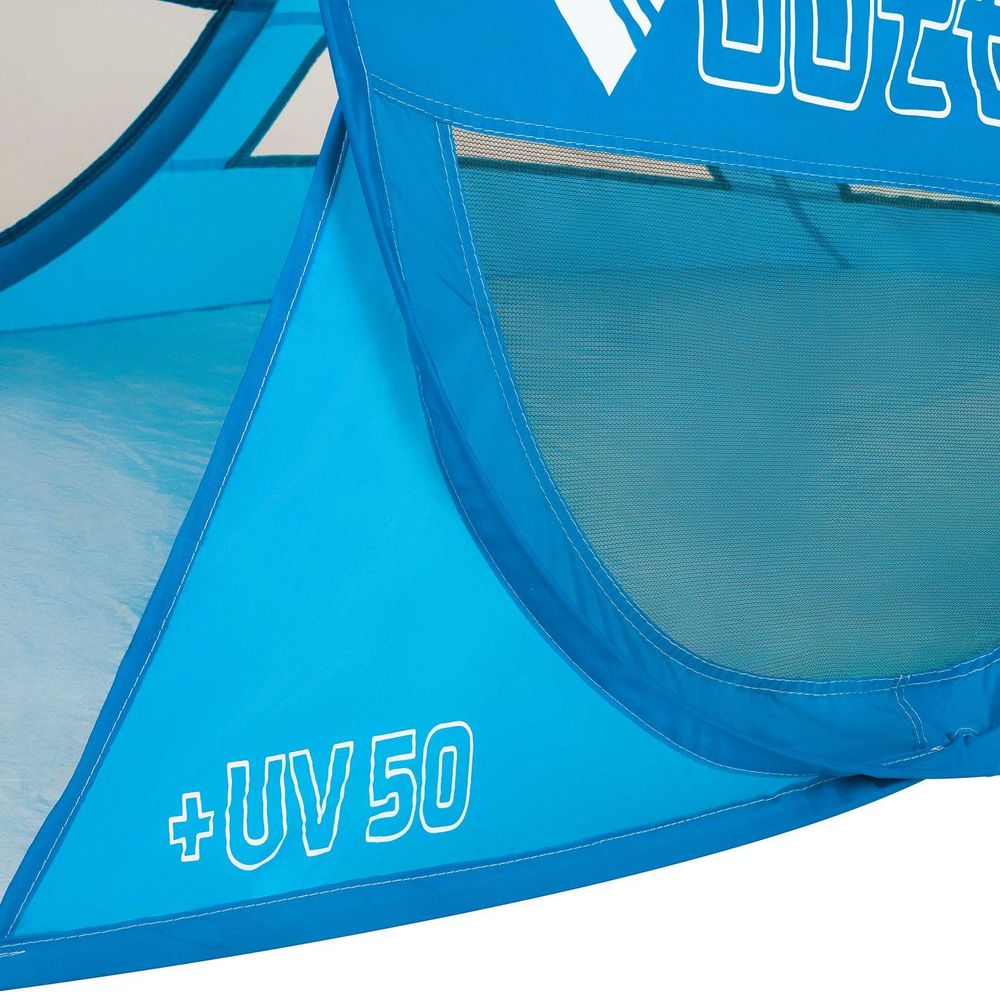 Nahaufnahme der Outtec Strandmuschel UV50 mit Logo und UV50+ Schutz