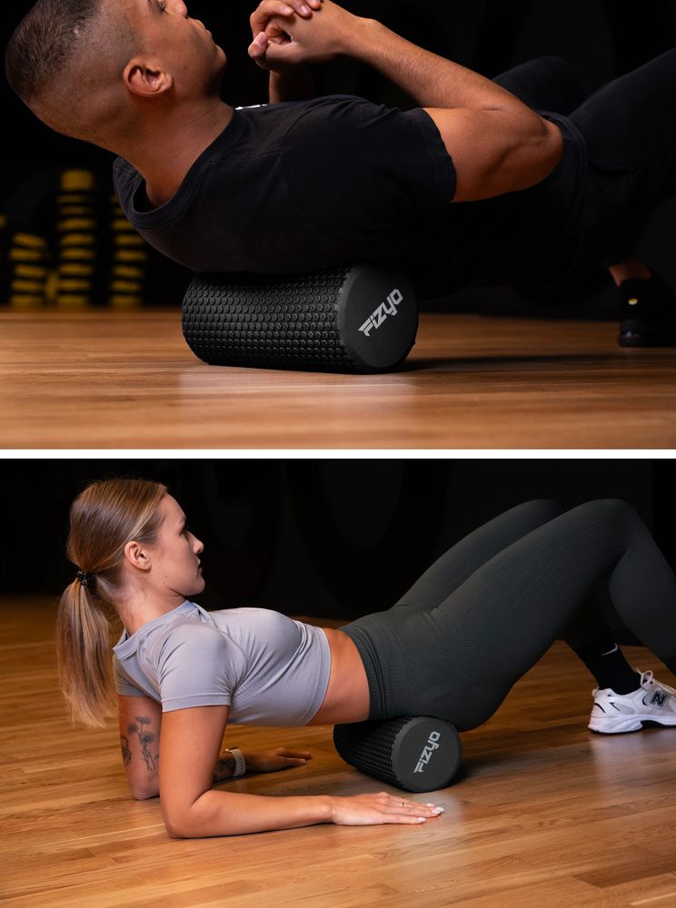Trening Fitness z wałkiem do masażu z wypustkami 30x15 cm FIZYO — osoba wykonuje ćwiczenia