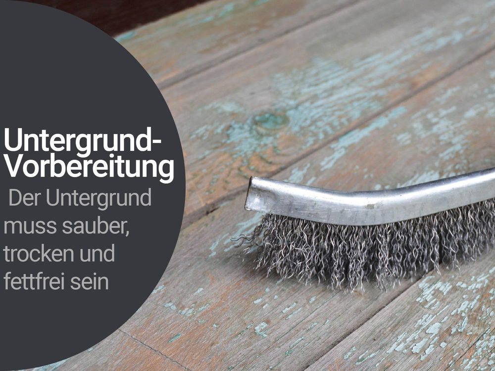 Untergrundvorbereitung mit Drahtbürste auf Holzfläche vor dem Anstrich.