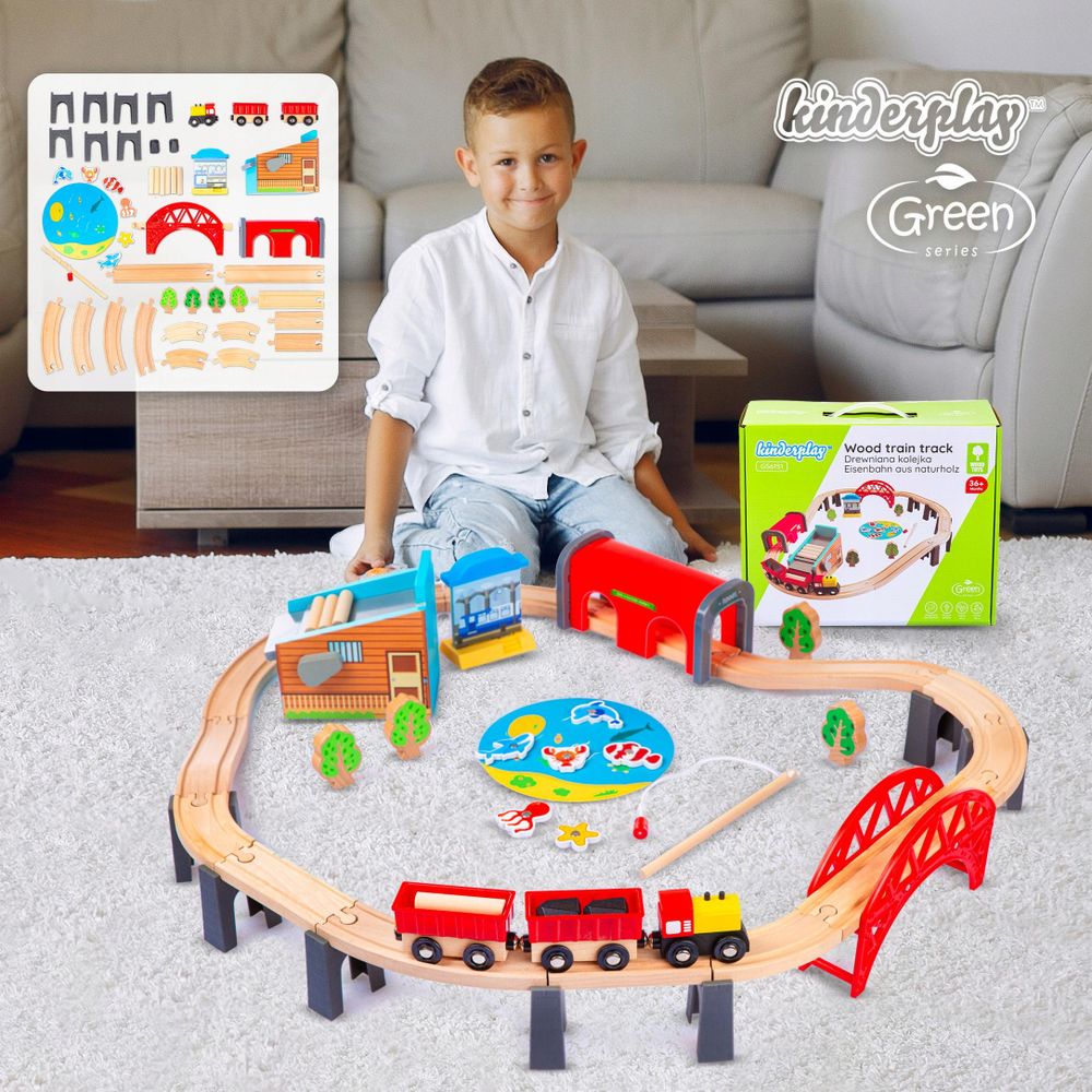 Holzeisenbahn mit Lokomotive und Waggons