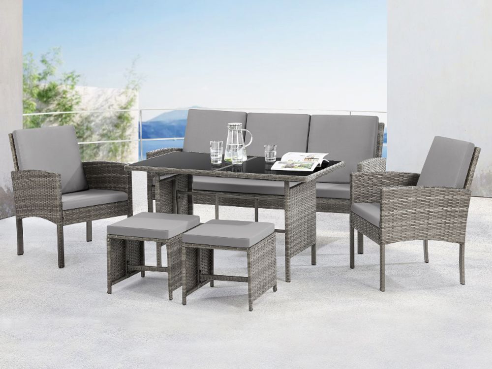 Das Rattanset DENVER auf einer Terrasse, im Hintergrund Teile eines Baumes und ein See mit Bergen.