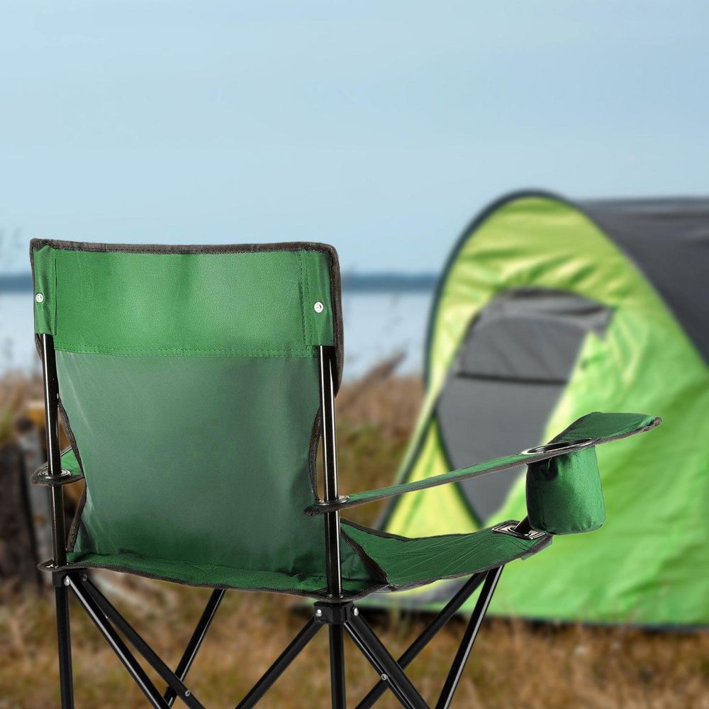 Grüner, faltbarer Campingstuhl am Seeufer, mit Zelt im Hintergrund