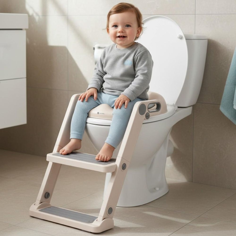 Niño sentado en el orinal SUN BABY con escalera sobre el inodoro