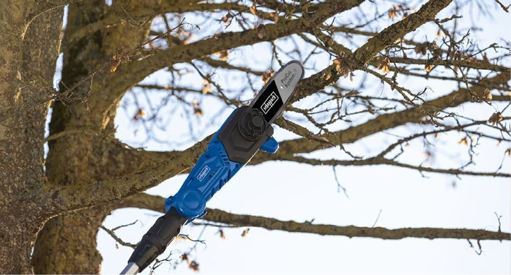 Das Bild zeigt das Akku-Multifunktionsgerät beim Baum schneiden.