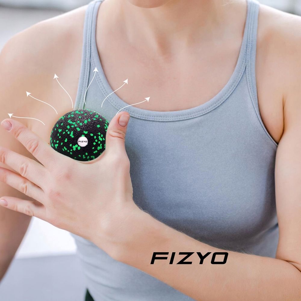 Person beim Training mit dem FIZYO 8 cm Massageball