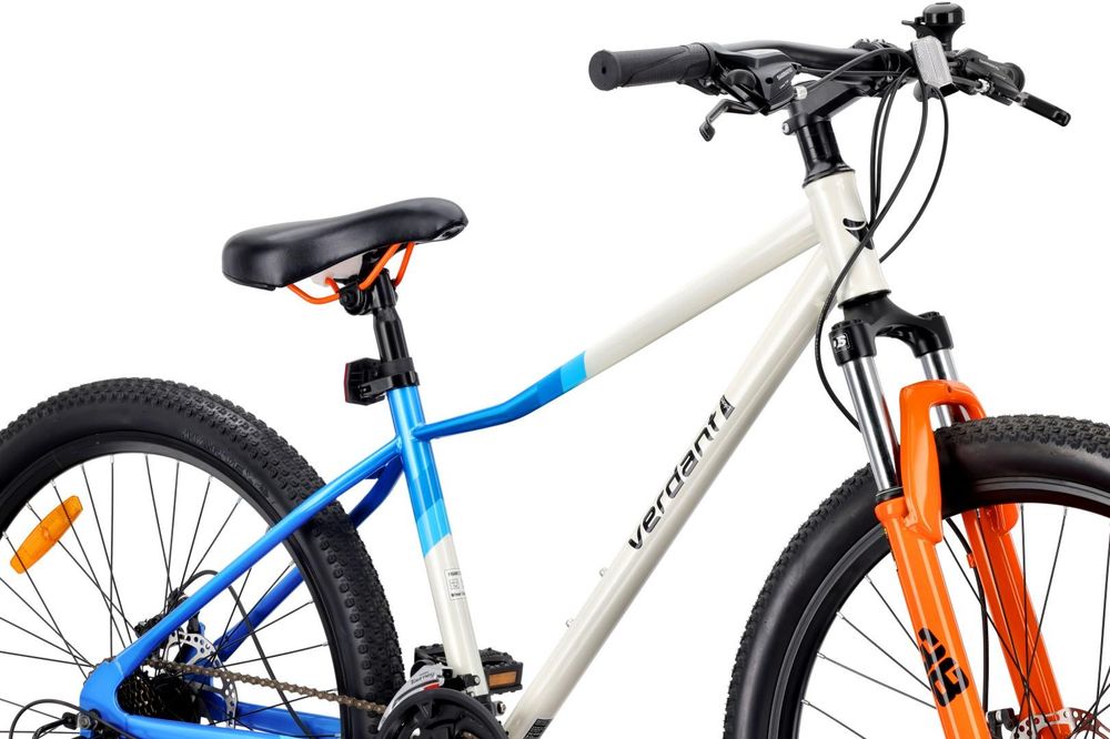 Detalle del sillín y manillar ajustables de la bicicleta.