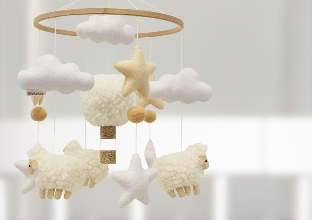 Neno Nelu Filz Kinderbett Mobile mit Schafen, Wolken und einfacher Montage