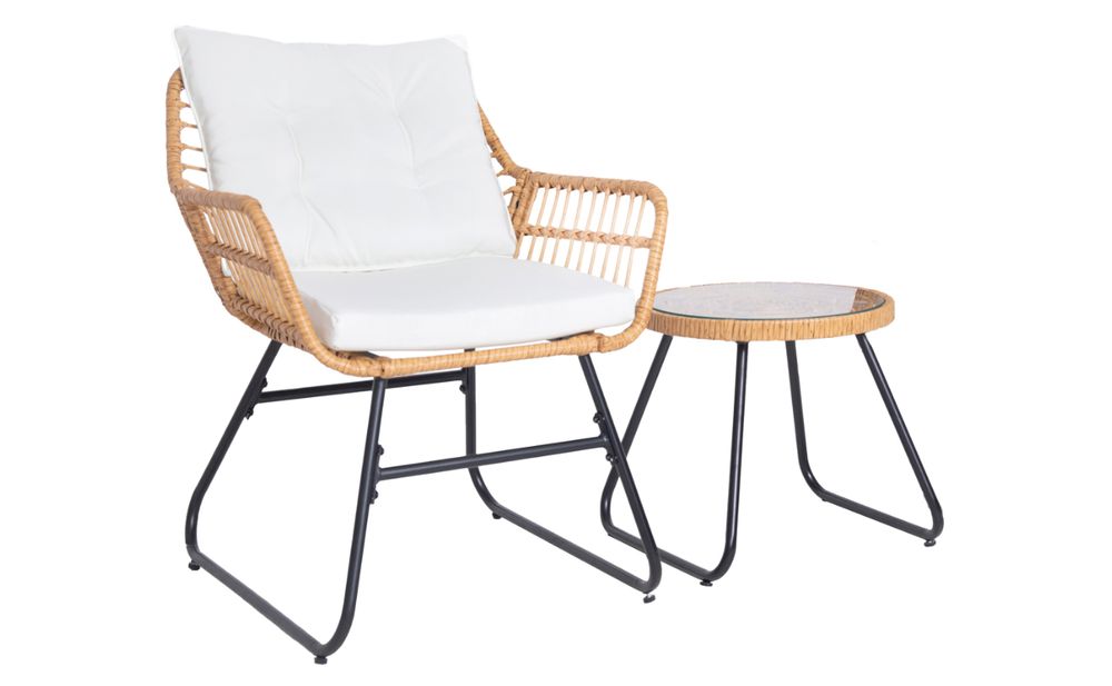 Rattan-Sessel mit weißen Polstern und kleinem runden Beistelltisch mit Glasplatte