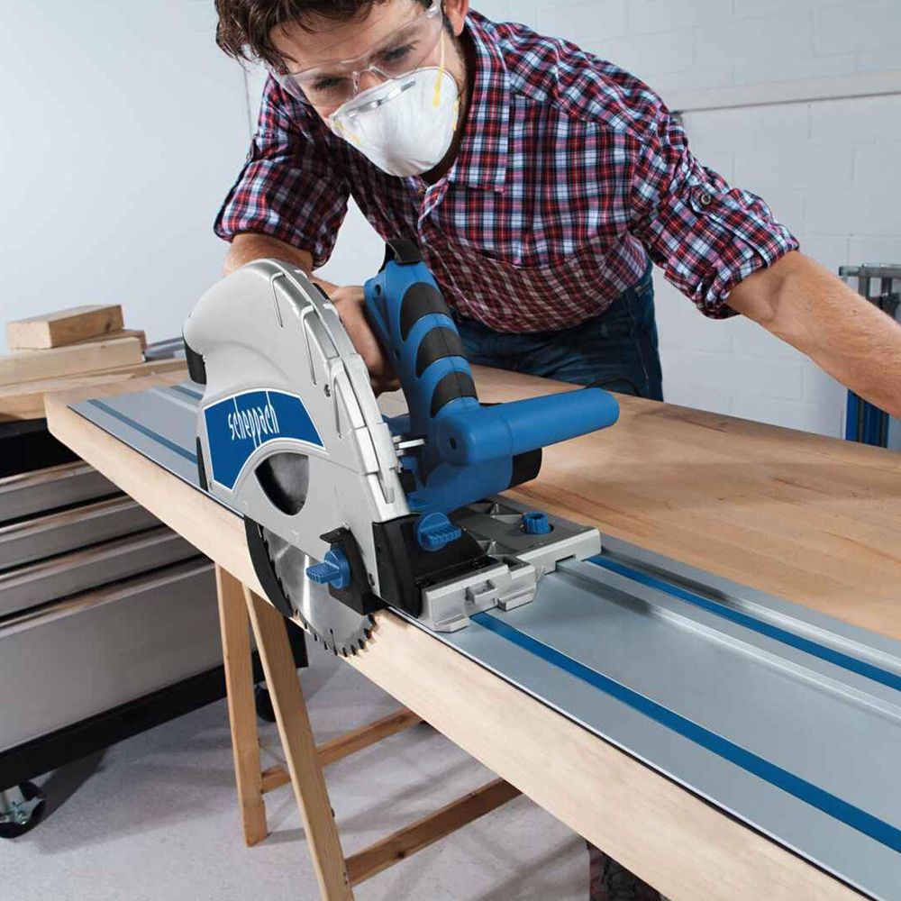 Das Bild zeigt eine Person bei der Arbeit mit der Tauchsäge von Scheppach.