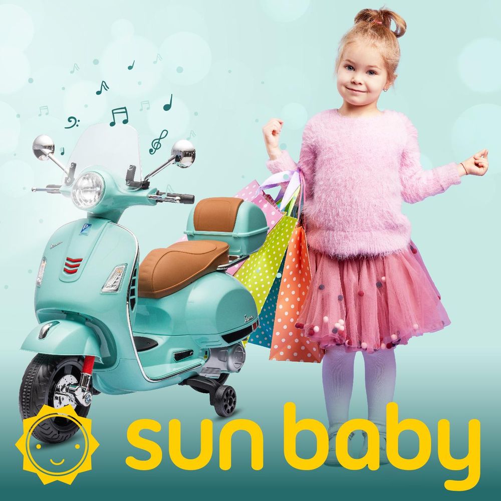 Dziewczynka obok skutera Vespa Sun Baby z torbami na zakupy.