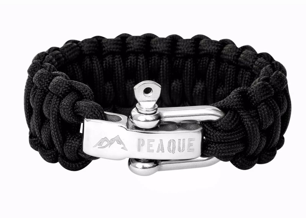 Das Bild zeigt ein Paracord-Armban mit Edelstahlverschluss.