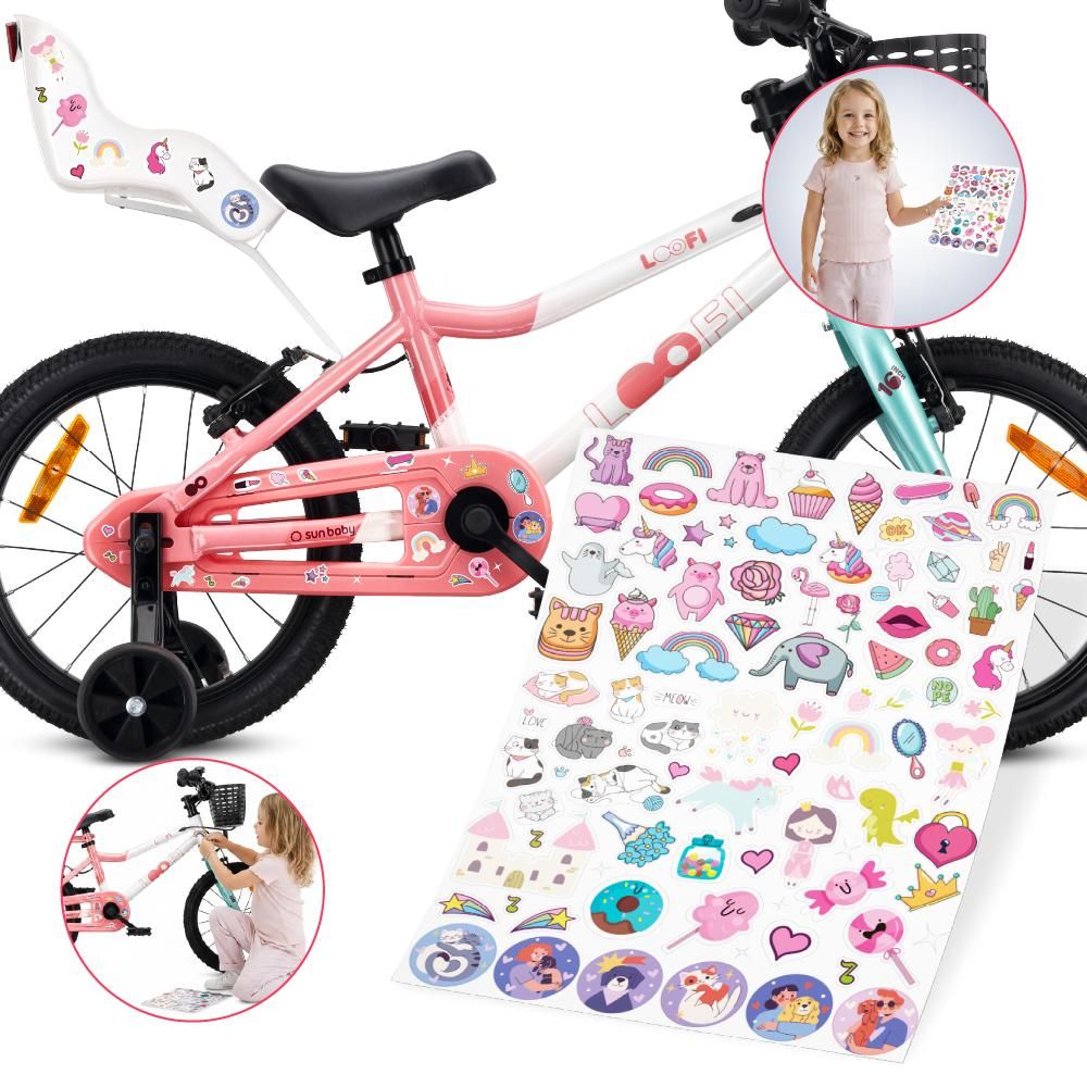 Bicicleta con accesorios y pegatinas, niña mostrando la lámina