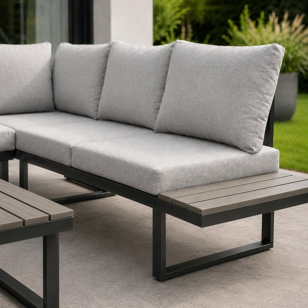 Gartenlounge Pisa mit hellgrauen Kissen und seitlicher Ablage auf Terrasse