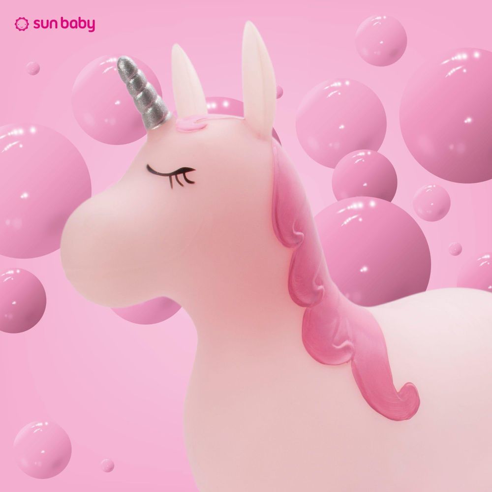 Detalle del cuerno brillante y melena rosa del animal saltarín