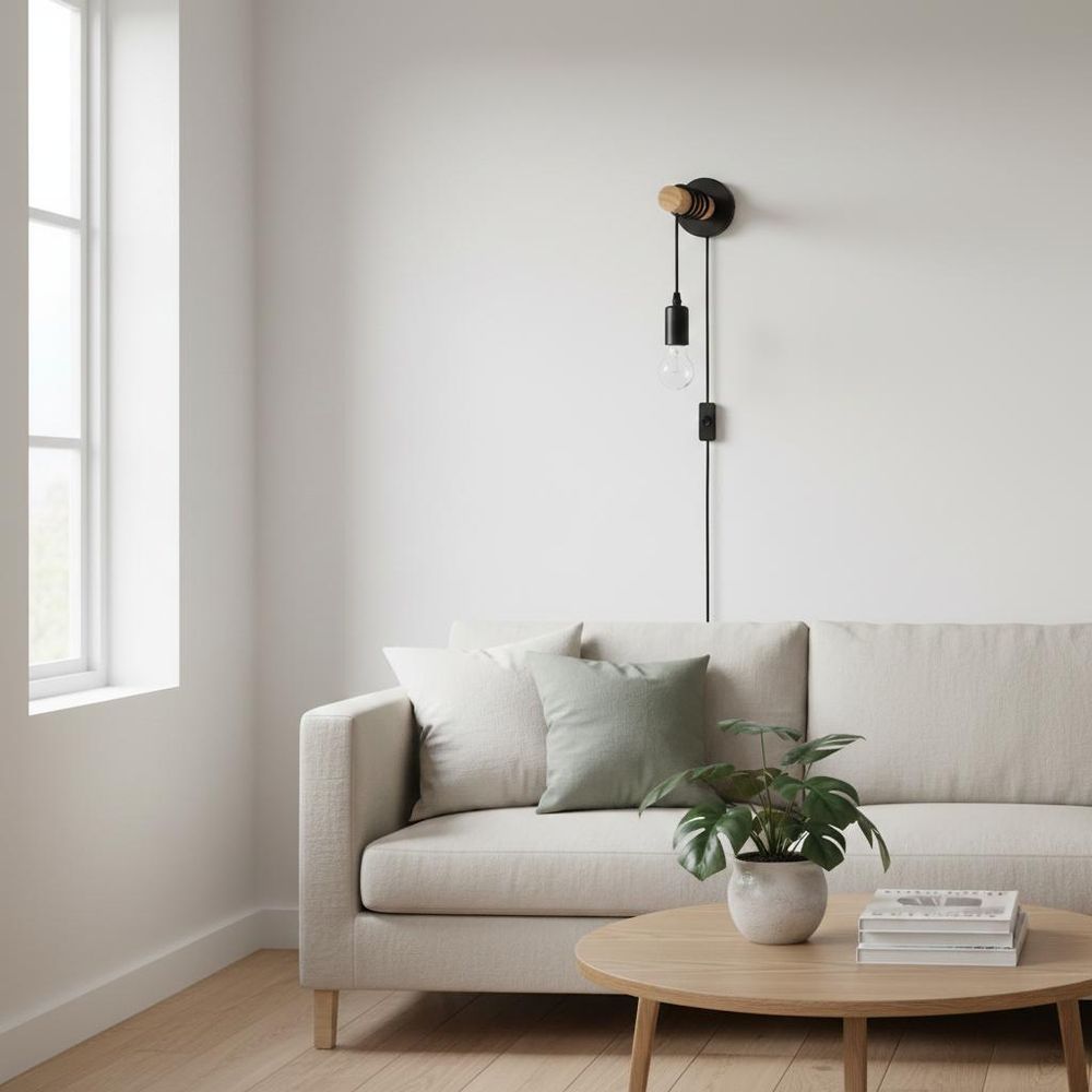 Moderne Wandleuchte mit Holzelement und E27-Glühbirne, neben dem Bett.