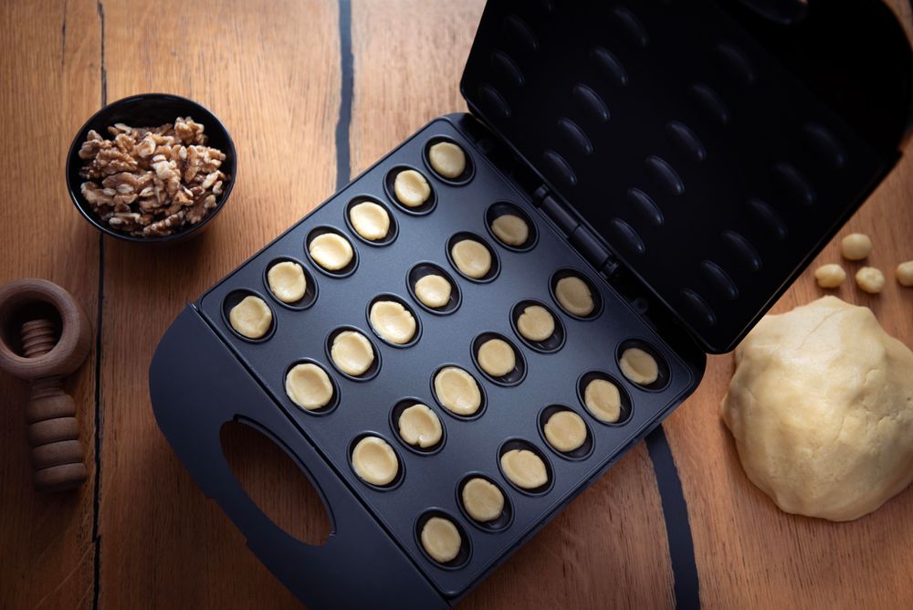 LEHMANN Macchina per Noci Dolci Elettrica, Rivestimento Antiaderente, 24 Mezze Noci per la Farcitura con Crema, 1700W