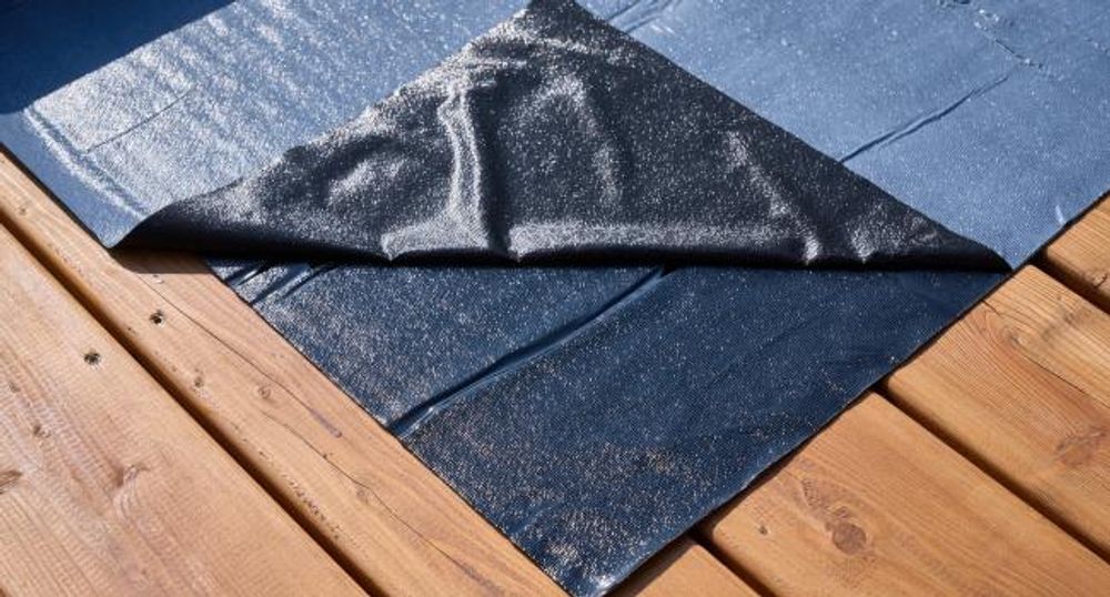 Ultiness Alternative zu Dachpappe und EPDM Folie. Dachfolie mit selbstklebenden Bitumenkleber