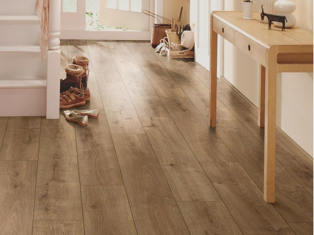BASICfloor | 2,26 m² | Braun 7 mm Designboden Landhausdiele, Natura Wood Sapphire, Klick Verbindung, geeignet für Feuchträume, integrierte Trittschalldämmung, wasserresistent, für Fußbodenheizung