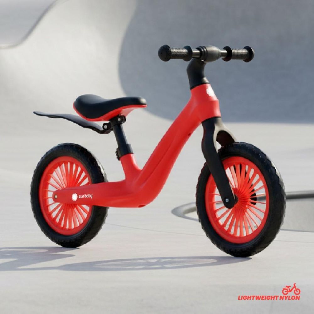 Odrážedlo Sun Baby Sport stojící venku, zvýrazněný lehký rám.