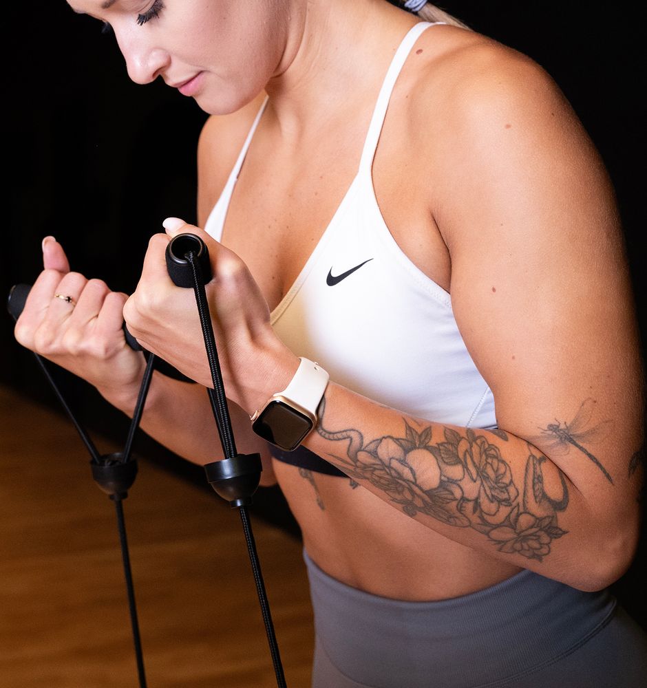 Person trainiert auf dem FIZYO Balance-Halbball BOSU
