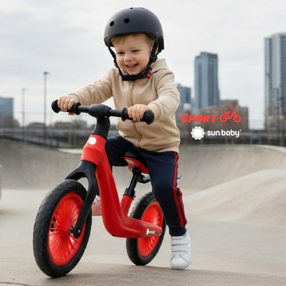 Dítě jedoucí na odrážedle Sun Baby Sport, logo a značka na pozadí.