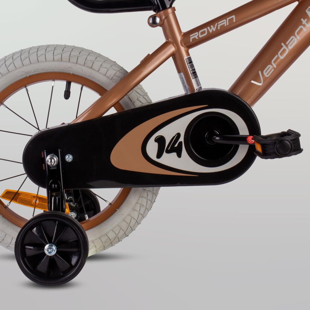 Cubierta completa de la cadena y ruedines en la bicicleta infantil.