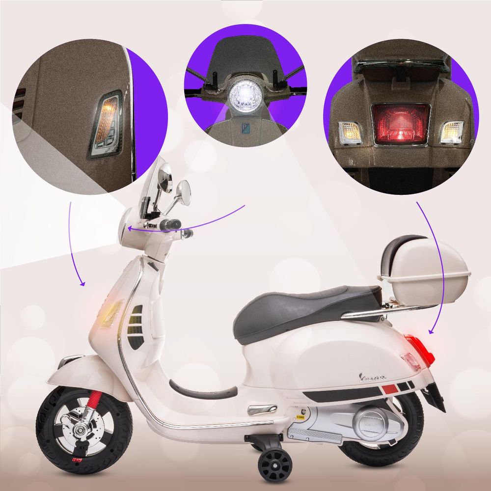 Vespa eléctrica SUN BABY mostrando luces encendidas y cofre trasero cerrado.