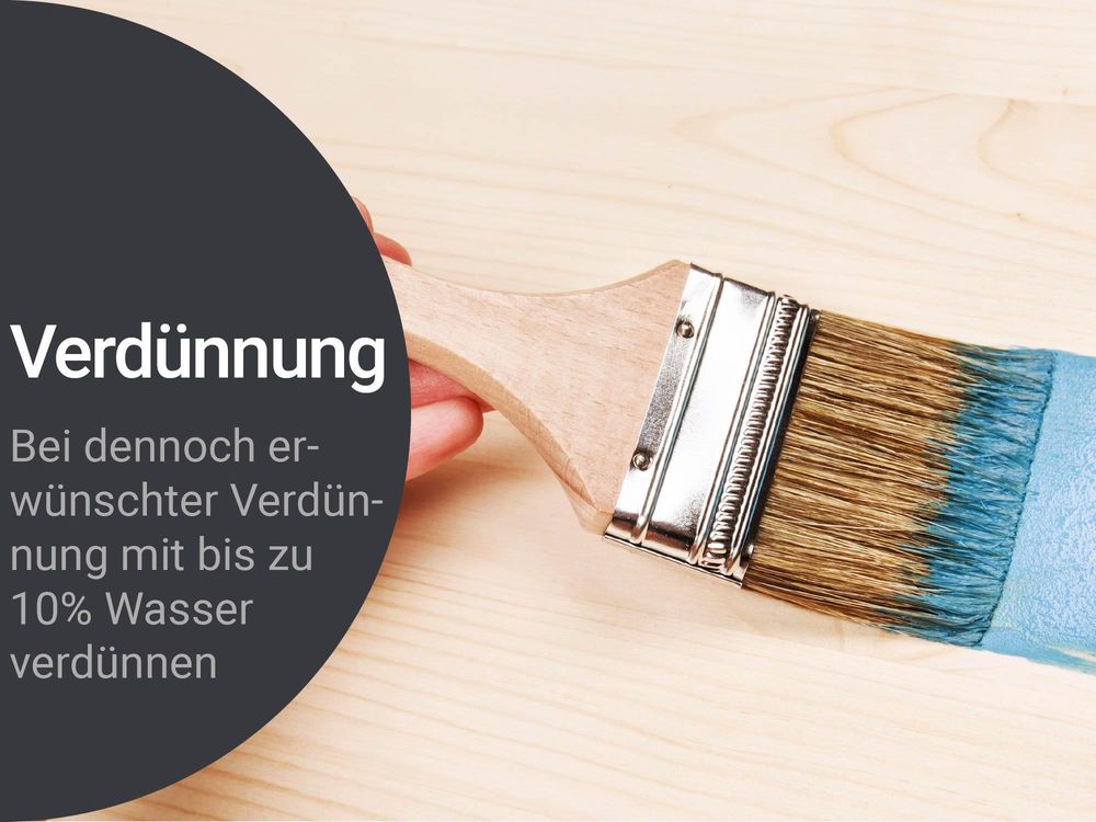 Pinsel mit blauer Farbe, Hinweis zur Verdünnung mit bis zu 10 % Wasser.