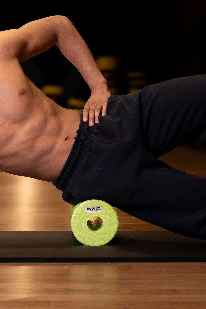 Training mit der FIZYO Massagerolle – Person führt Entspannungs- und Kräftigungsübungen durch.