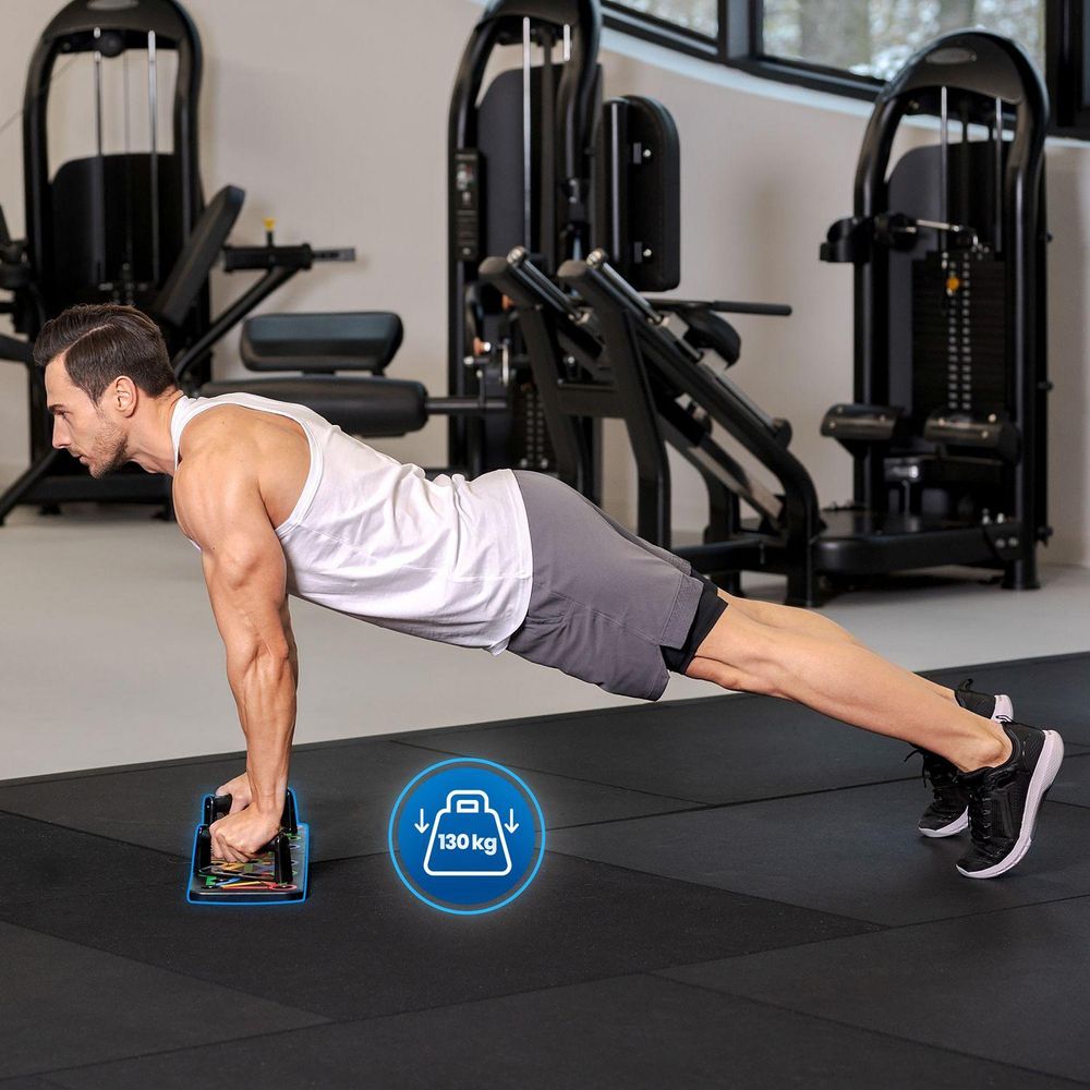 Athletischer Mann in Plank-Position auf Push-Up-Griffen.
