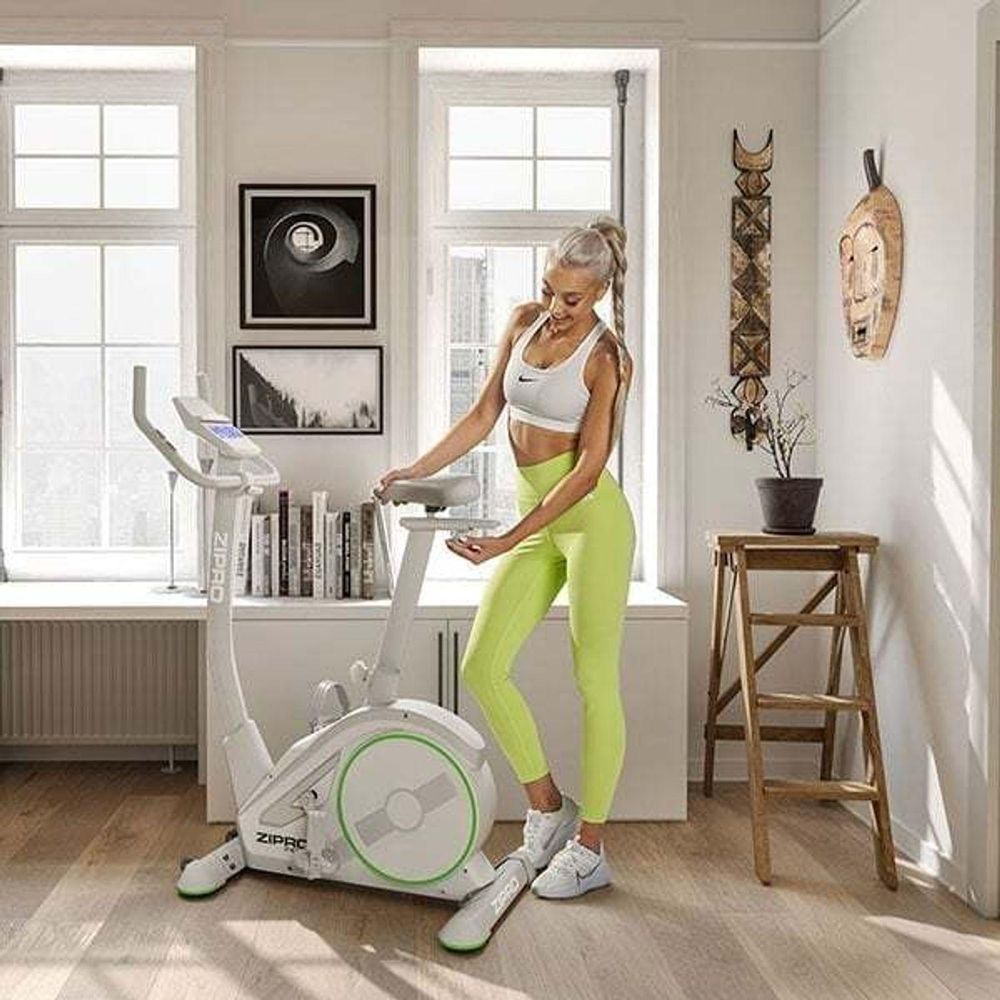 Rower ergometryczny Zipro Rave White – elektromagnetyczny rower treningowy w kolorze białym Sterowanie za pomocą aplikacji Zwift Regulowany kąt kierownicy i siodełka Program watowy