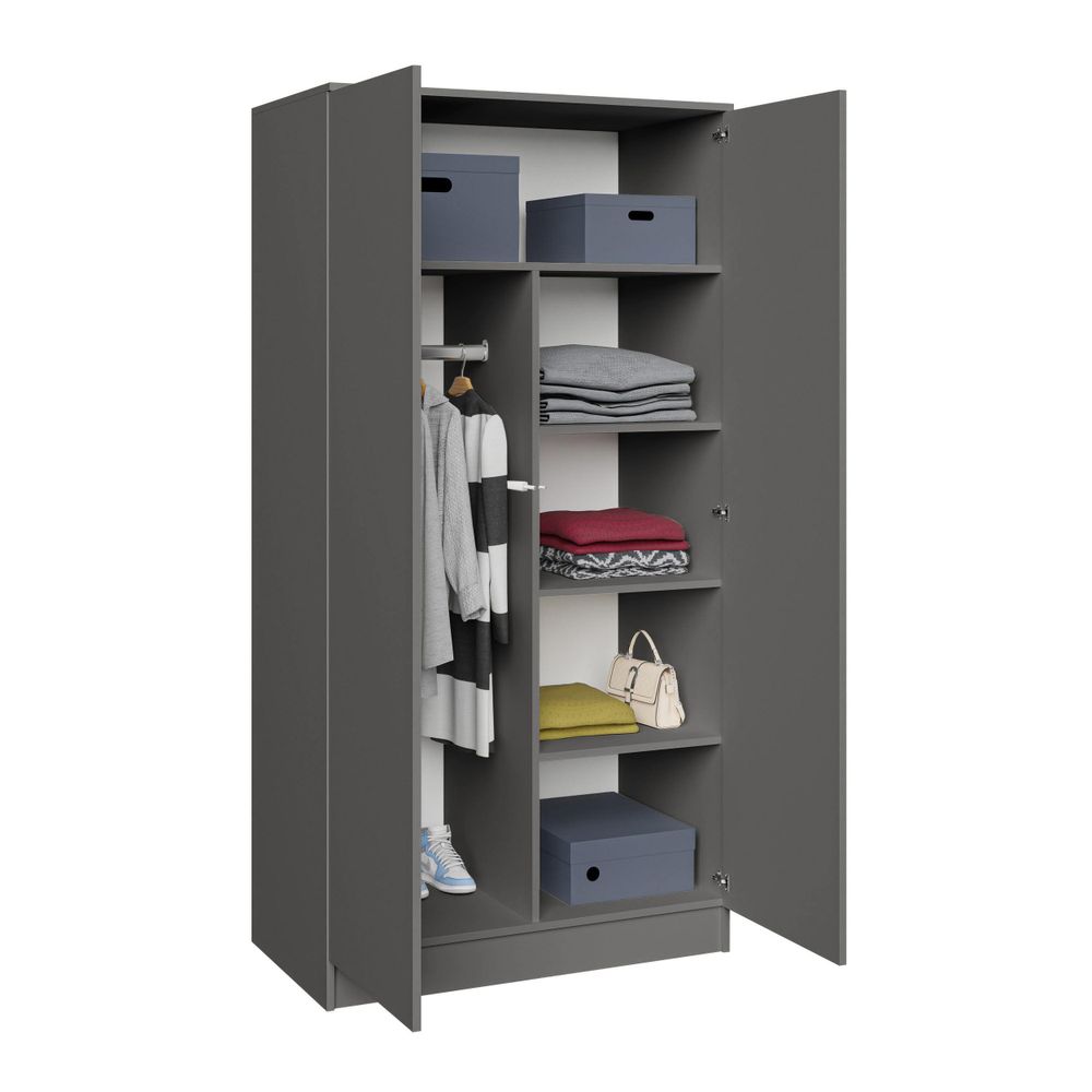 Geöffneter Schrank mit Kleidung und Fächern