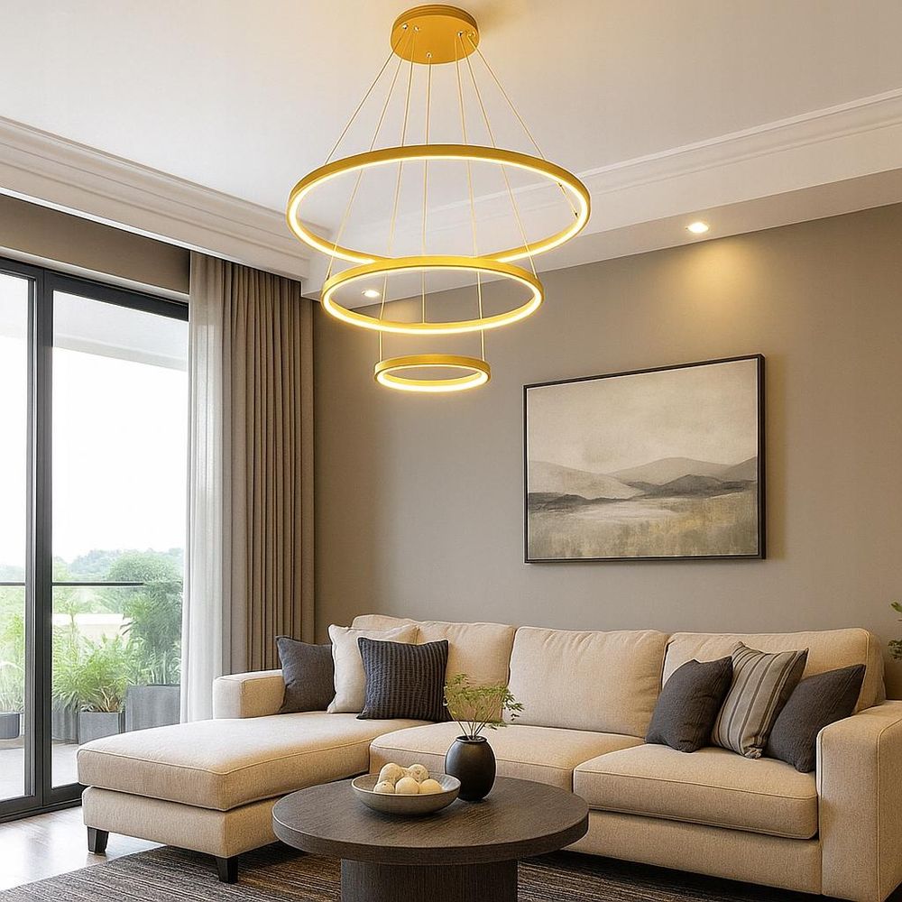 Goldener LED-Kronleuchter in modernem Wohnzimmer über Sitzgarnitur