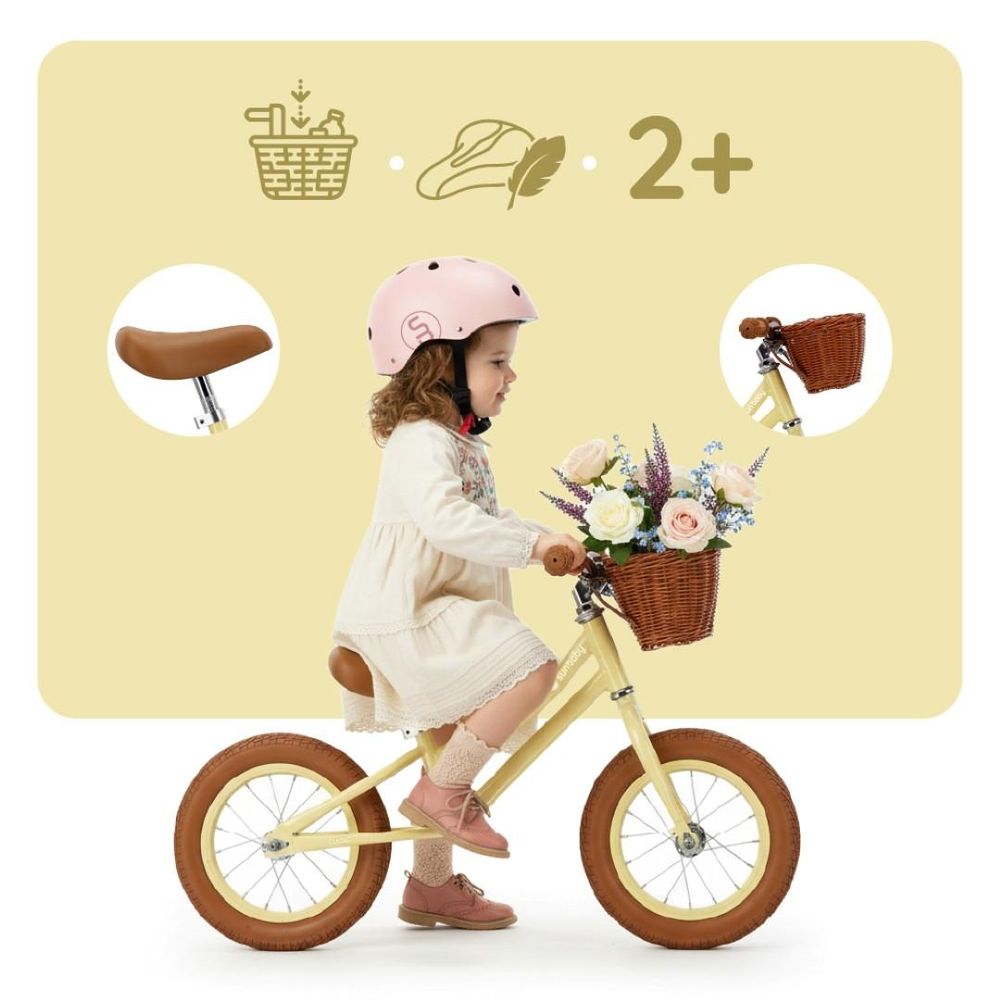 Kind op de loopfiets met details van zadel en mandje, geschikt vanaf 2 jaar.