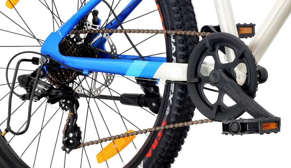 Detalle del cambio trasero y sistema de transmisión Shimano.