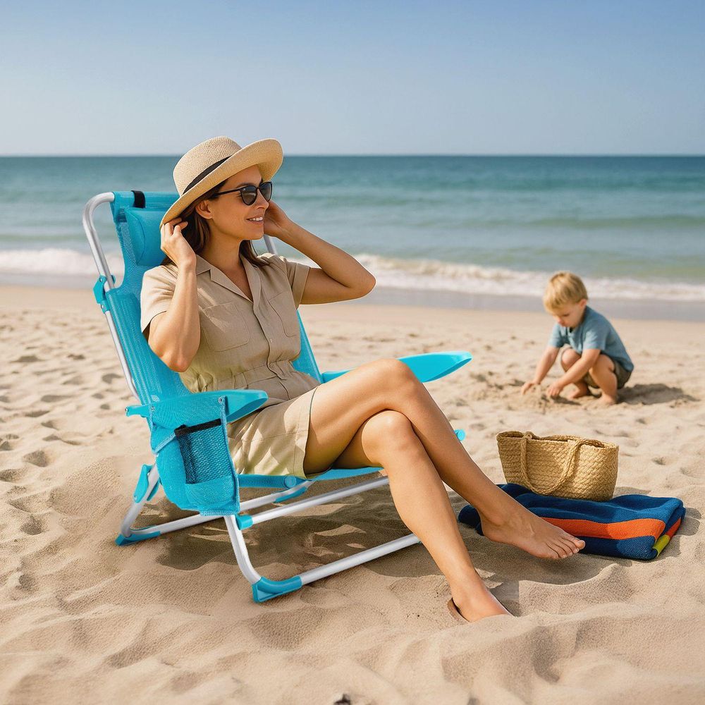 Mutter und Kind sitzen zusammen auf dem blauen Strandliegestuhl am Strand